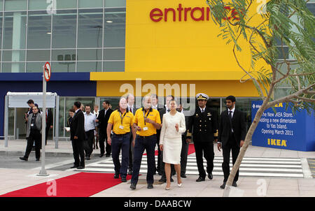 Kronprinzessin Victoria von Sweden (C) besucht IKEA Einrichtungshaus auf Yas Island, Vereinigte Arabische Emirate, 18. Januar 2011. Die Kronprinzessin besucht Vereinigte Arabische Emirate in Verbindung mit dem World Future Energy Summit in Abu Dhabi stattfindet. Foto: Albert Nieboer (Niederlande) Stockfoto