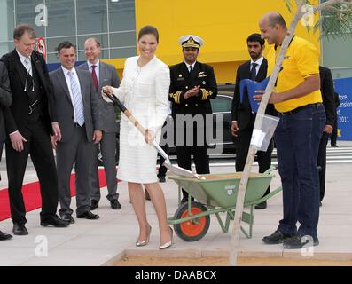 Kronprinzessin Victoria von Sweden (C) besucht IKEA Einrichtungshaus auf Yas Island, Vereinigte Arabische Emirate, 18. Januar 2011. Die Kronprinzessin besucht Vereinigte Arabische Emirate in Verbindung mit dem World Future Energy Summit in Abu Dhabi stattfindet. Foto: Albert Nieboer (Niederlande) Stockfoto