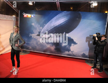 Kanadische Schauspielerin Lauren Lee Smith besucht die Premiere des Films "Hindenburg" initiiert von der deutschen TV-Sender RTL im Kino "Kosmos" in Berlin, Deutschland, 18. Januar 2011. Der Film wird im deutschen Fernsehen auf 06 und 7. Februar 2011 vorgestellt. Foto: Jens Kalaene Stockfoto