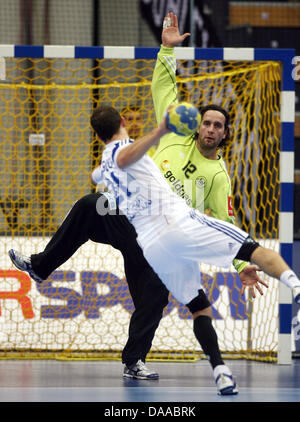 Michael Kraus (L) von Deutschland gegen Didier Dinart Goal Keeper Silvio Heinevetter (R) Deutschland gegen Michael Guigou von Frankreich während der Herren Handball-WM vorläufige runden Gruppe ein Spiel Deutschland gegen Frankreich in Kristianstad, Schweden, 19. Januar 2011. Foto: Jens Wolf dpa Stockfoto