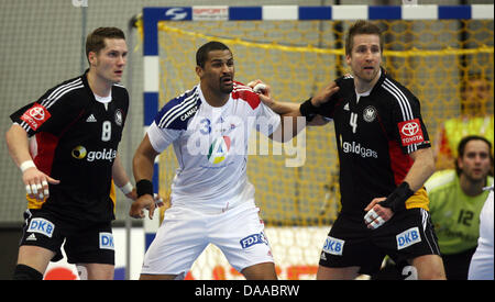 Sebastian Preiss (L-R) von Deutschland, Didier Dinart Frankreichs, Oliver Roggisch und Torwart Silvio Heinevetter Deutschlands während der Herren Handball-WM vorläufige runden Gruppe ein Spiel Deutschland gegen Frankreich in Kristianstad, Schweden, 19. Januar 2011. Foto: Jens Wolf dpa Stockfoto