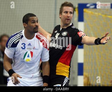 Oliver Roggisch (R) Deutschland gegen Didier Dinart von Frankreich während der Herren Handball-WM vorläufige runden Gruppe ein Spiel Deutschland gegen Frankreich in Kristianstad, Schweden, 19. Januar 2011. Foto: Jens Wolf dpa Stockfoto