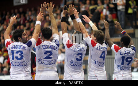 Nikola Karabatic (L), Jerome Fernandez, Didier Dinart, Xavier Barachet und Luc Abalo in Aktion während der Herren Handball-WM Vorrunde runden Gruppe ein Spiel Deutschland gegen Frankreich in Kristianstad, Schweden, 19. Januar 2011. Foto: Jens Wolf dpa Stockfoto