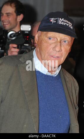 Ein Datei-Bild vom 22. Januar 2011 zeigt frühere Rennen fahren professionelle Niki Lauda in Going, Österreich. Lauda hat öffentlich beklagt einen männlichen Partner, die an der ORF-Tanzshow "Dancing Stars" teilnimmt. Er verlangt, dass die Show abschrecken. Gewerkschaften und Parteien haben folglich die 61-j hrige als homophob kritisiert. Foto: Felix Hoerhager Stockfoto