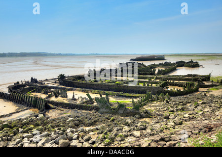 Verlassene alte Themse Lastkähne links in den Fluss Medway verrotten. Stockfoto