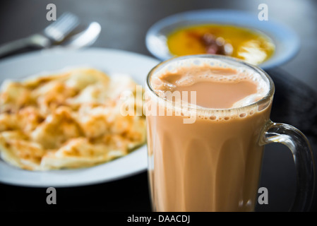 Teh Tarik und Roti Canai, beliebte Malaysische Nahrung in indischen muslimischen Restaurants gefunden. Stockfoto