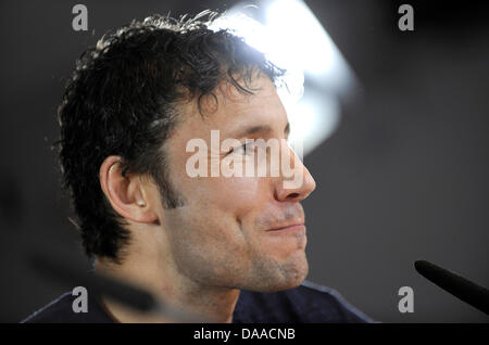 Mark van Bommel, früher unterzeichnet mit deutschen Bundesligisten FC Bayern München, besucht eine Pressekonferenz auf dem Vereinsgelände in München, Deutschland, 25. Januar 2011. Der Kapitän der deutschen Fußball-Bundesliga-FC Bayern München hat seine Kündigung vor dem offiziellen Ende. Nach viereinhalb Jahren beim FC Bayern München überträgt er jetzt zum AC Mailand. Foto: Andreas Gebert Stockfoto