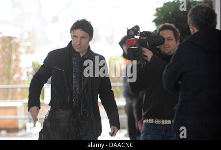 Mark van Bommel, früher unterzeichnet mit deutschen Bundesligisten FC Bayern München, verlässt eine Pressekonferenz auf dem Vereinsgelände in München, Deutschland, 25. Januar 2011. Der Kapitän der deutschen Fußball-Bundesliga-FC Bayern München hat seine Kündigung vor dem offiziellen Ende. Nach viereinhalb Jahren beim FC Bayern München überträgt er jetzt zum AC Mailand. Foto: Andreas Gebert Stockfoto