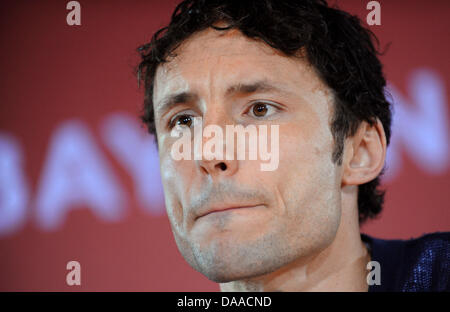 Mark van Bommel, früher unterzeichnet mit deutschen Bundesligisten FC Bayern München, besucht eine Pressekonferenz auf dem Vereinsgelände in München, Deutschland, 25. Januar 2011. Der Kapitän der deutschen Fußball-Bundesliga-FC Bayern München hat seine Kündigung vor dem offiziellen Ende. Nach viereinhalb Jahren beim FC Bayern München überträgt er jetzt zum AC Mailand. Foto: Andreas Gebert Stockfoto