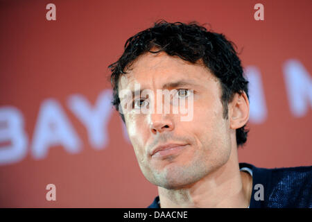 Mark van Bommel, früher unterzeichnet mit deutschen Bundesligisten FC Bayern München, besucht eine Pressekonferenz auf dem Vereinsgelände in München, Deutschland, 25. Januar 2011. Der Kapitän der deutschen Fußball-Bundesliga-FC Bayern München hat seine Kündigung vor dem offiziellen Ende. Nach viereinhalb Jahren beim FC Bayern München überträgt er jetzt zum AC Mailand. Foto: Andreas Gebert Stockfoto