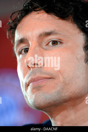 Mark van Bommel, früher unterzeichnet mit deutschen Bundesligisten FC Bayern München, besucht eine Pressekonferenz auf dem Vereinsgelände in München, Deutschland, 25. Januar 2011. Der Kapitän der deutschen Fußball-Bundesliga-FC Bayern München hat seine Kündigung vor dem offiziellen Ende. Nach viereinhalb Jahren beim FC Bayern München überträgt er jetzt zum AC Mailand. Foto: Andreas Gebert Stockfoto