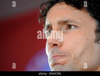 Mark van Bommel, früher unterzeichnet mit deutschen Bundesligisten FC Bayern München, besucht eine Pressekonferenz auf dem Vereinsgelände in München, Deutschland, 25. Januar 2011. Der Kapitän der deutschen Fußball-Bundesliga-FC Bayern München hat seine Kündigung vor dem offiziellen Ende. Nach viereinhalb Jahren beim FC Bayern München überträgt er jetzt zum AC Mailand. Foto: Andreas Gebert Stockfoto