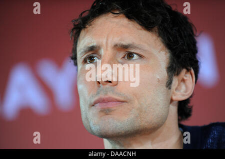 Mark van Bommel, früher unterzeichnet mit deutschen Bundesligisten FC Bayern München, besucht eine Pressekonferenz auf dem Vereinsgelände in München, Deutschland, 25. Januar 2011. Der Kapitän der deutschen Fußball-Bundesliga-FC Bayern München hat seine Kündigung vor dem offiziellen Ende. Nach viereinhalb Jahren beim FC Bayern München überträgt er jetzt zum AC Mailand. Foto: Andreas Gebert Stockfoto