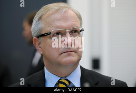 EU-Kommissar für Wirtschaft und Finanzen Olli Rehn in Berlin, Deutschland, 25. Januar 2011. Herr Rehn ist in Berlin, im Bundestag über eine Strategie zur Stabilisierung des Euro zu informieren. Foto: HANNIBAL HANSCHKE Stockfoto