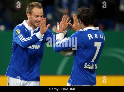 Schalke Ivan Rakitic (L) und Raul feiern Rakitic 2-2 Tor während der DFB Cup Viertel Finale FC Schalke 04 vs. 1. FC Nürnberg in der Veltins-Arena in Gelsenkirchen, Deutschland, 25. Januar 2011. Foto: Federico Gambarini Stockfoto