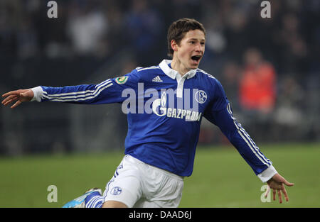 Schalke Julian Draxler feiert seine Gamewinning 3-2 Tor in der Overtime in den DFB-Pokal Viertelfinale FC Schalke 04 im Vergleich zu 1. FC Nürnberg in der Veltins-Arena in Gelsenkirchen, Deutschland, 25. Januar 2011. Foto: Friso Gentsch Stockfoto