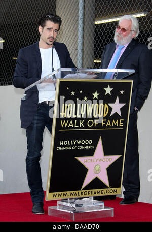 US-Schauspieler Donald Sutherland (R) und Colin Farrel besuchen die Zeremonie zu Ehren Herrn Sutherland mit einem Stern auf Hollywoods Walk of Fame am Hollywood Boulevard in Los Angeles, USA, 26. Januar 2011. Foto: Hubert Boesl Stockfoto