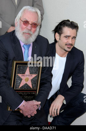 US-Schauspieler Donald Sutherland (L) und Colin Farrel besuchen die Zeremonie zu Ehren Herrn Sutherland mit einem Stern auf Hollywoods Walk of Fame am Hollywood Boulevard in Los Angeles, USA, 26. Januar 2011. Foto: Hubert Boesl Stockfoto