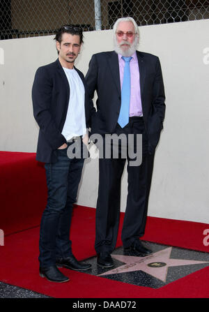 US-Schauspieler Donald Sutherland (R) und Colin Farrel besuchen die Zeremonie zu Ehren Herrn Sutherland mit einem Stern auf Hollywoods Walk of Fame am Hollywood Boulevard in Los Angeles, USA, 26. Januar 2011. Foto: Hubert Boesl Stockfoto