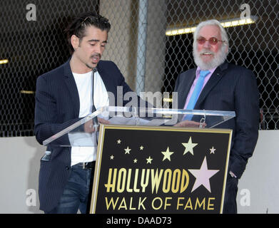 US-Schauspieler Donald Sutherland (R) und Colin Farrel besuchen die Zeremonie zu Ehren Herrn Sutherland mit einem Stern auf Hollywoods Walk of Fame am Hollywood Boulevard in Los Angeles, USA, 26. Januar 2011. Foto: Hubert Boesl Stockfoto