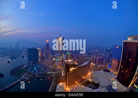 Ein Weitwinkel, der Vogelperspektive in der Abenddämmerung über den Nam Van See, die Lisboa Hotel und Casino, und das Wynn Macau Hotel and Casino. Stockfoto