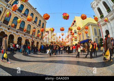 Bunte Laternen, in Vorbereitung für Chinese New Year, über die Massen am Senatsplatz im zentralen Macau hängen. Stockfoto