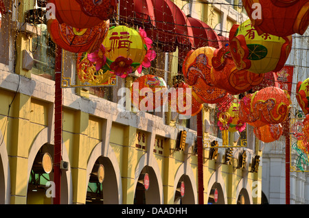 Bunte Laternen, in Vorbereitung für Chinese New Year, über die Massen am Senatsplatz im zentralen Macau hängen. Stockfoto