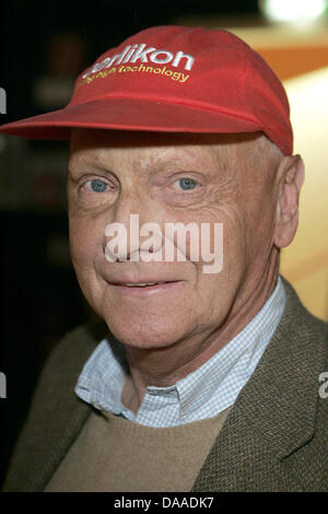 (Dpa-Datei) Ein Datei-Bild datiert 14. Januar 2008 des österreichischen ehemaligen Formel1 Weltmeister Niki Lauda in Köln. Lauda entschuldigt zurechtweist einen Schauspieler, der mit seinem männlichen Partner auf Österreichs-Version von 'Dancing with the Stars' erscheinen will. Foto: Jörg Carstensen Stockfoto