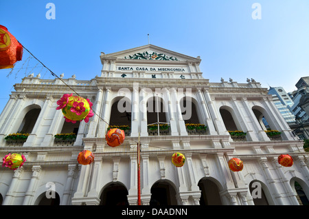 Bunte Laternen, in Vorbereitung für Chinese New Year, hängen von der Santa Casa da Misericordia in zentralen Macau. Stockfoto