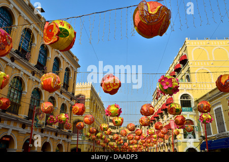 Bunte Laternen, in Vorbereitung für Chinese New Year, über die Massen am Senatsplatz im zentralen Macau hängen. Stockfoto
