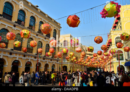 Bunte Laternen, zur Feier des chinesischen neuen Jahres, über die Massen der Käufer am Senatsplatz im zentralen Macau hängen. Stockfoto