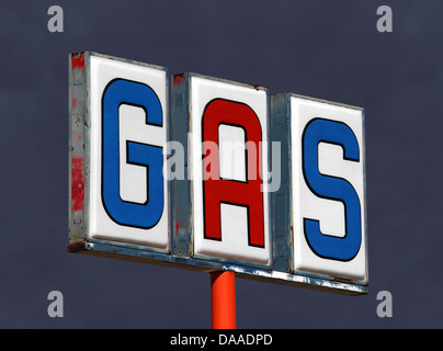 Alten zerfallen Autobahn Tankstelle Schild mit Sturm-Himmel. Stockfoto