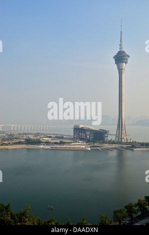 Ein Blick auf die Macau Tower und eine der Brücken verbinden Macau Stadt mit Taipa. Stockfoto