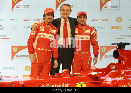 Ein Ferrari-Handout von Ferrari President Luca di Montezemolo (C) lächelnd mit Scuderia Ferrari-Formel-1-Fahrer Fernando Alonso von Spanien (L) und Felipe Massa von Brazil (R) bei der Präsentation der neuen F150 Scuderia Ferrari in Maranello, Italien, 28. Januar 2011. Die F150 werden Scuderia Ferrari Waffe der Wahl für die Formel1 Saison 2011 starten am 13. März mit der Bah Stockfoto