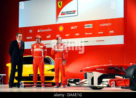 Ein Handout Ferrari Scuderia Ferrari Team größten Stefano Domenicali (L) lächelnd mit Scuderia Ferrari-Formel-1 Fahrer Spain (C) Fernando Alonso und Felipe Massa von Brasilien (R) bei der Präsentation der neuen F150 Scuderia Ferrari in Maranello, Italien, 28. Januar 2011. Die F150 werden Scuderia Ferrari Waffe der Wahl für die Formel1 Saison 2011 starten am 13. März Stockfoto