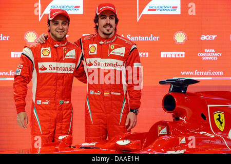 Ein Ferrari Handout Scuderia Ferrari-Formel-1-Fahrer Spain (R) Fernando Alonso und Felipe Massa von Brasilien (L) bei der Präsentation der neuen F150 Scuderia Ferrari in Maranello, Italien, 28. Januar 2011. Die F150 werden Scuderia Ferrari Waffe der Wahl für die Formel1 Saison 2011 am 13. März mit dem Bahrain Grand Prix starten. Foto: Ercole Colombo - Ferrari Presse aus Stockfoto