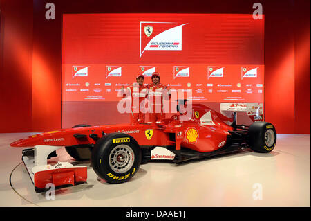 Ein Ferrari Handout Scuderia Ferrari-Formel-1-Fahrer Spain (R) Fernando Alonso und Felipe Massa von Brasilien (L) bei der Präsentation der neuen F150 Scuderia Ferrari in Maranello, Italien, 28. Januar 2011. Die F150 werden Scuderia Ferrari Waffe der Wahl für die Formel1 Saison 2011 am 13. März mit dem Bahrain Grand Prix starten. Foto: Ercole Colombo - Ferrari Presse aus Stockfoto