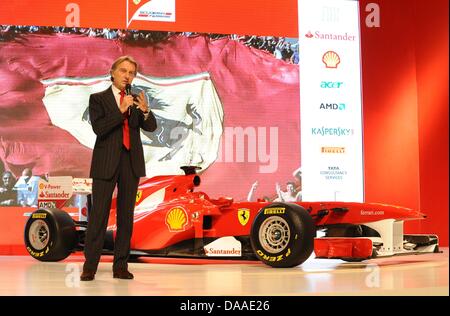 Ein Ferrari Handout von Ferrari-Präsident Luca Cordero di Montezemolo bei der Präsentation der neuen F150 Scuderia Ferrari in Maranello, Italien, 28. Januar 2011. Die F150 werden Scuderia Ferrari Waffe der Wahl für die Formel1 Saison 2011 am 13. März mit dem Bahrain Grand Prix starten. Foto: Ercole Colombo - Ferrari-Pressestelle (HANDOUT / EDITORIAL verwenden nur) Stockfoto