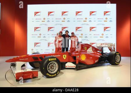 Ein Ferrari-Handout von Ferrari President Luca di Montezemolo (C) lächelnd mit Scuderia Ferrari-Formel-1-Fahrer Fernando Alonso von Spanien (L) und Felipe Massa von Brazil (R) bei der Präsentation der neuen F150 Scuderia Ferrari in Maranello, Italien, 28. Januar 2011. Die F150 werden Scuderia Ferrari Waffe der Wahl für die Formel1 Saison 2011 starten am 13. März mit der Bah Stockfoto