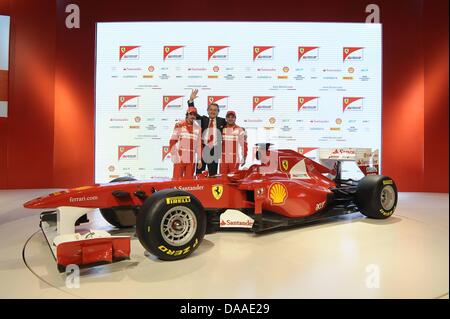 Ein Ferrari-Handout von Ferrari President Luca di Montezemolo (C) lächelnd mit Scuderia Ferrari-Formel-1-Fahrer Fernando Alonso von Spanien (L) und Felipe Massa von Brazil (R) bei der Präsentation der neuen F150 Scuderia Ferrari in Maranello, Italien, 28. Januar 2011. Die F150 werden Scuderia Ferrari Waffe der Wahl für die Formel1 Saison 2011 starten am 13. März mit der Bah Stockfoto