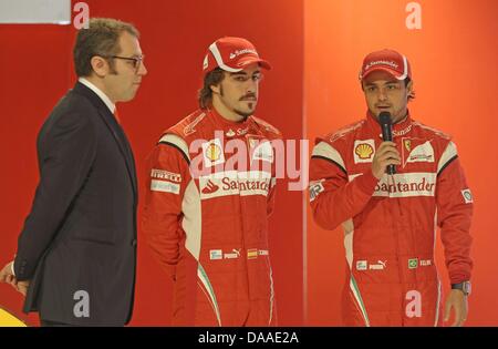 Ein Handout Ferrari Scuderia Ferrari Team größten Stefano Domenicali (L) lächelnd mit Scuderia Ferrari-Formel-1 Fahrer Spain (C) Fernando Alonso und Felipe Massa von Brasilien (R) bei der Präsentation der neuen F150 Scuderia Ferrari in Maranello, Italien, 28. Januar 2011. Die F150 werden Scuderia Ferrari Waffe der Wahl für die Formel1 Saison 2011 starten am 13. März Stockfoto