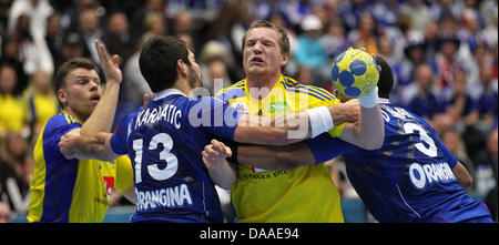 Oscar Carlen (C) von Schweden im Kampf gegen Nikola Karabatic (2 L) und Didier Dinart (R) von Frankreich während der Herren Handball-WM Halbfinale Spiel Frankreich gegen Schweden in Malmö, Schweden 28. Januar 2011. Foto: Jens Wolf Stockfoto