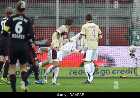 Hannovers Torwart Ron-Robert Zieler (2. v. R) nicht den Ball für das 1: 0-Tor in der Bundesliga-Fußball-Spiel zwischen Bayer Leverkusen und Hannover 96 in der BayArena in Leverkusen, Deutschland, 28. Januar 2011 zu stoppen. Foto: Friso Gentsch Stockfoto