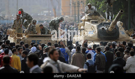 Ein Mann Gibt bin Samstag (29.01.2011) sind Einer Demonstration in Kairo Einems Soldaten sterben Hand. Die Plünderungen Und Ausschreitungen in der Ägyptischen Hauptstadt Kairo Sind Auch bin Samstagmorgen Weitergegangen. Dies Berichteten Augenzeugen. Im Zwei Kairoer Vierteln Seien aus Gestürmten Polizeiwachen Häftlinge Befreit Worden. Auch in Alexandria Kam es Nach Angaben des arabische Stockfoto