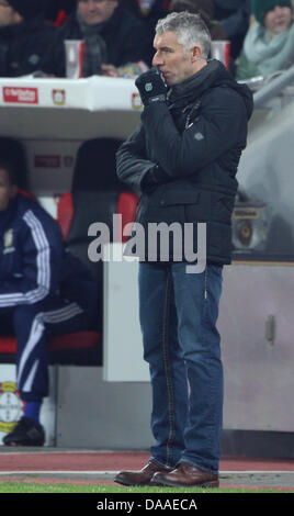 Hannovers Trainer Mirko Slomka steht an der Seitenlinie und deckt seinen Mund während der Bundesliga-Fußball-Spiel zwischen Bayer Leverkusen und Hannover 96 in der BayArena in Leverkusen, Deutschland, 28. Januar 2011. Hannover verlor mit 0: 2. Foto: Friso Gentsch Stockfoto