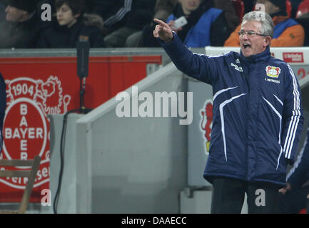 Leverkusens Trainer Jupp Heynckes schreit Anweisungen, um seine Spieler auf dem Platz während der Fußball-Bundesligaspiel zwischen Bayer Leverkusen und Hannover 96 in der BayArena in Leverkusen, Deutschland, 28. Januar 2011. Leverkusen gewann das Spiel 2: 0. Foto: Friso Gentsch Stockfoto