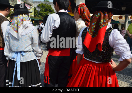 Tänzer in portugiesische Tracht vorbereiten zur Teilnahme im Volkstanz in Feira do Carmo Markt Platz in Taipa Village. Stockfoto
