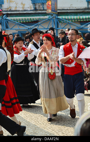 Tänzer in traditionellen portugiesischen Kleid nehmen Sie Teil an Volkstanz in Feira Carmo Marktplatz im alten Taipa Village. Stockfoto