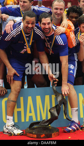 Spieler Didier Dinart (L) und Nikola Karabatic von Frankreich nach dem Sieg im Finale der Herren Handball-WM zwischen Frankreich und Dänemark in Malmö, Schweden, 30. Januar 2011 zu feiern. Foto: Jens Wolf Stockfoto