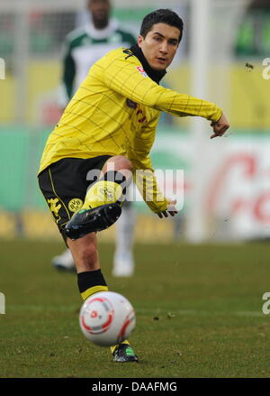 Dortmunds Nuri Sahin steuert den Ball bei deutschen Bundesligaspiel VfL Wolfsburg V Borussia Dortmund im Stadion der Volkswagen Arena in Wolfsburg, Deutschland, 29. Januar 2011. Dortmund verprügelt Wolfsburg mit 3: 0. Foto: Jochen Luebke Stockfoto